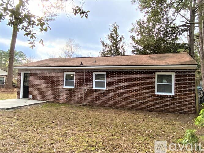 Hinesville House: 509 Eisenhower Dr