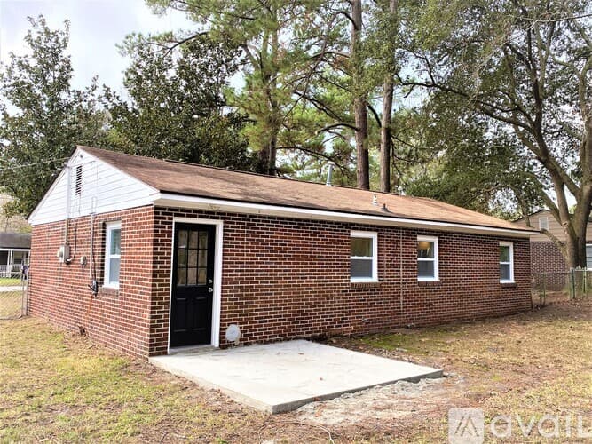 Hinesville House: 509 Eisenhower Dr