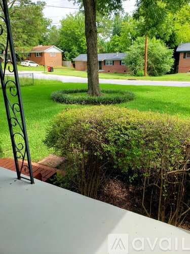 Macon House: 4017 Lindwood Dr