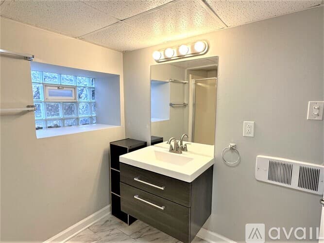 Chicago Apartment: 3517 21 W Grace St