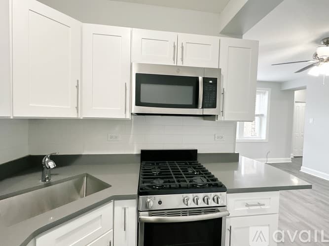 Chicago Apartment: 1521 W Sherwin Ave