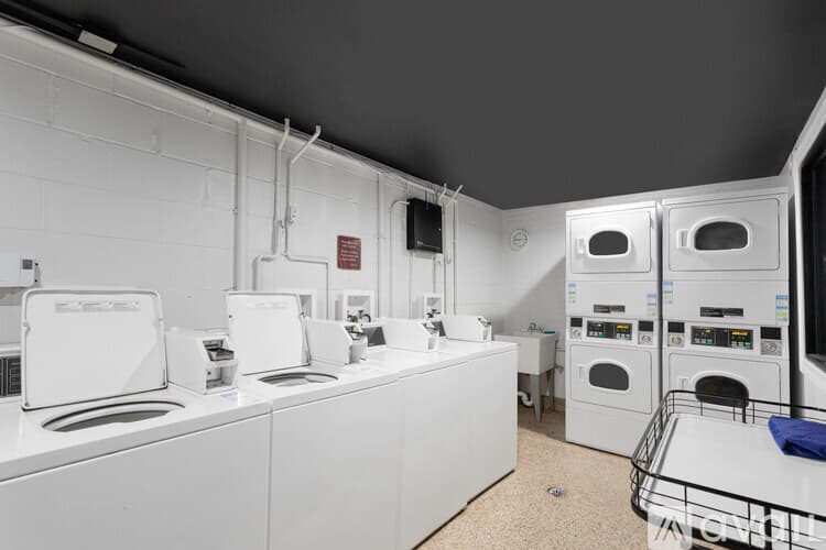 Chicago Apartment: 6758 N Sheridan Rd