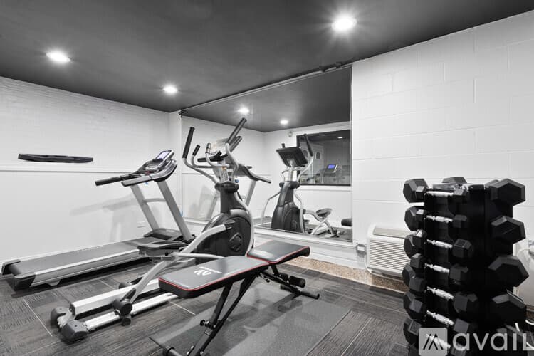 Chicago Apartment: 6758 N Sheridan Rd