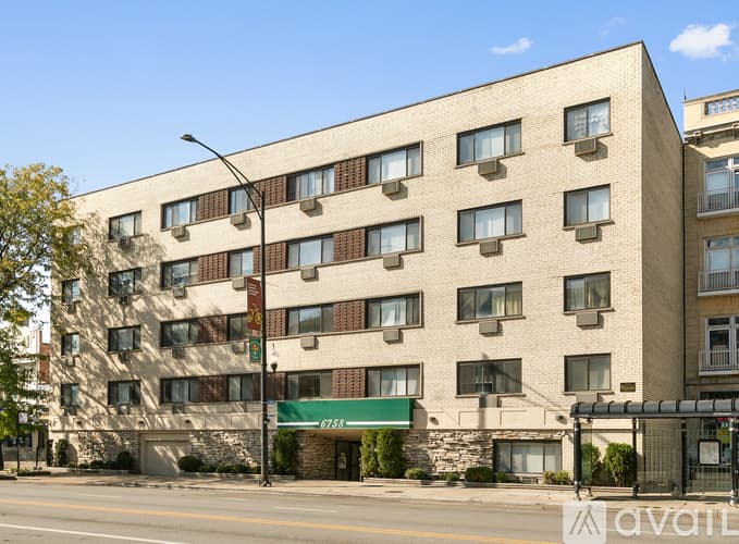 Chicago Apartment: 6758 N Sheridan Rd