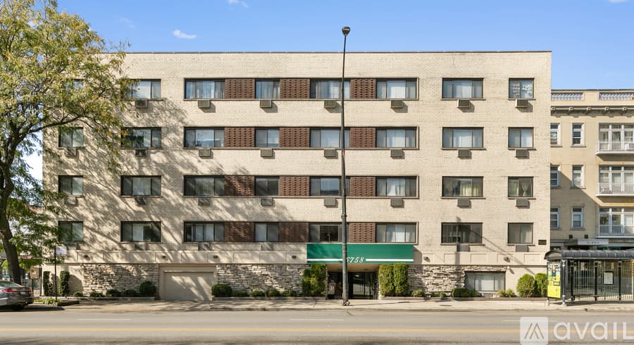 Chicago Apartment: 6758 N Sheridan Rd