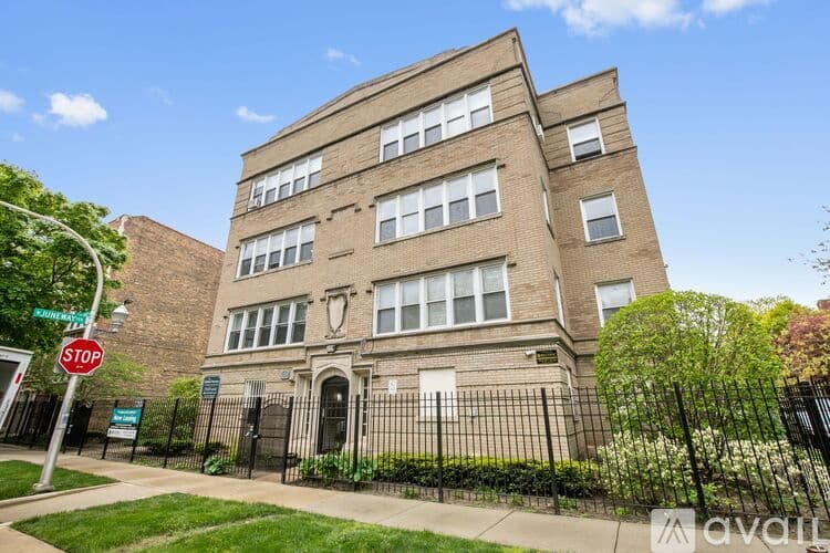 Chicago Apartment: 1611 W Juneway Terrace