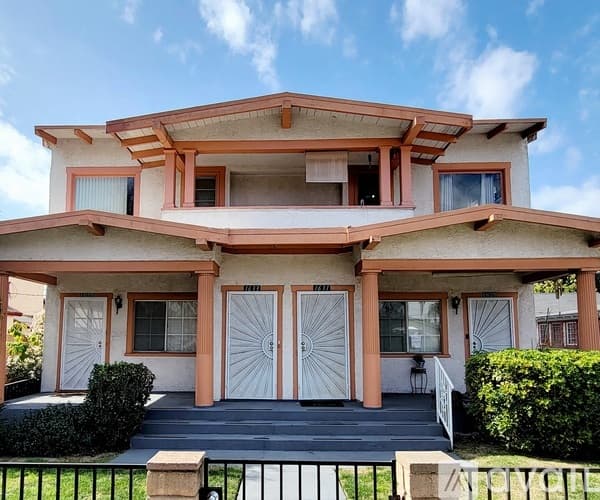 Los Angeles Apartment: 1635 South Burnside Avenue