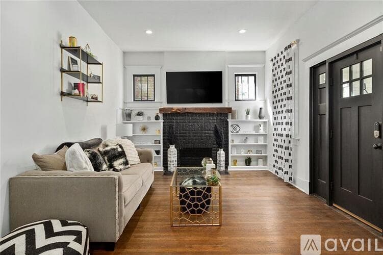 Atlanta House: 563 Parkway Drive Northeast