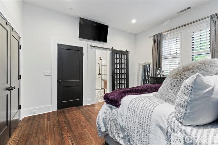 Atlanta House: 563 Parkway Drive Northeast