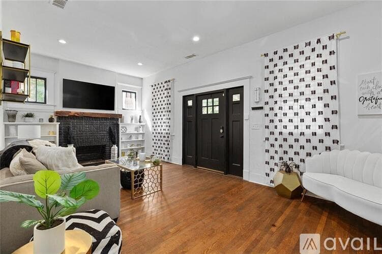 Atlanta House: 563 Parkway Drive Northeast
