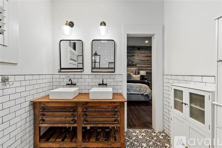 Atlanta House: 563 Parkway Drive Northeast