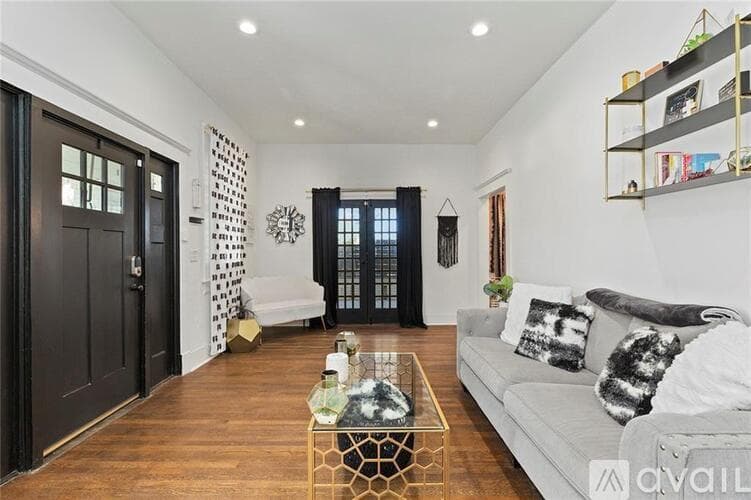 Atlanta House: 563 Parkway Drive Northeast