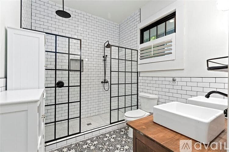 Atlanta House: 563 Parkway Drive Northeast