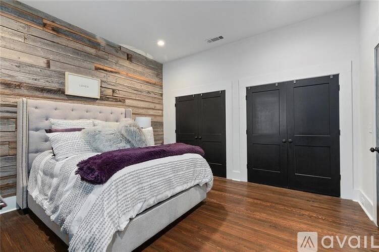 Atlanta House: 563 Parkway Drive Northeast