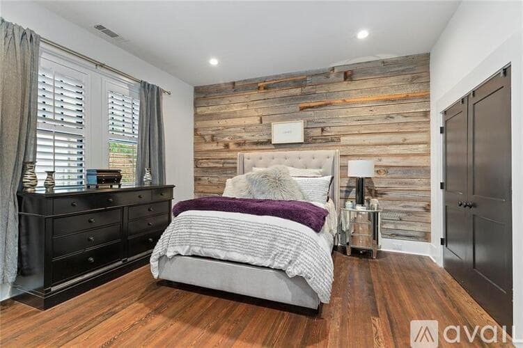 Atlanta House: 563 Parkway Drive Northeast