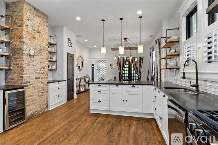 Atlanta House: 563 Parkway Drive Northeast