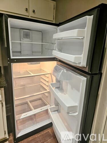 West Jefferson Apartment: 126 1 2 E Main St