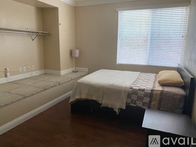 Corona Apartment: 14925 Shoreham Street