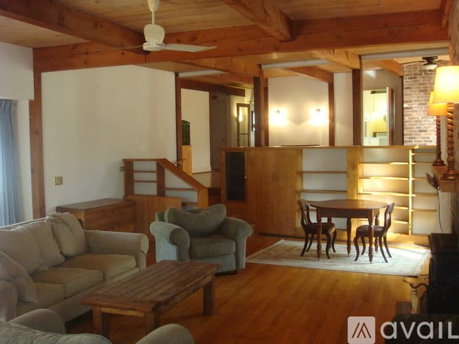 Farmington House: 33 Reservoir Rd