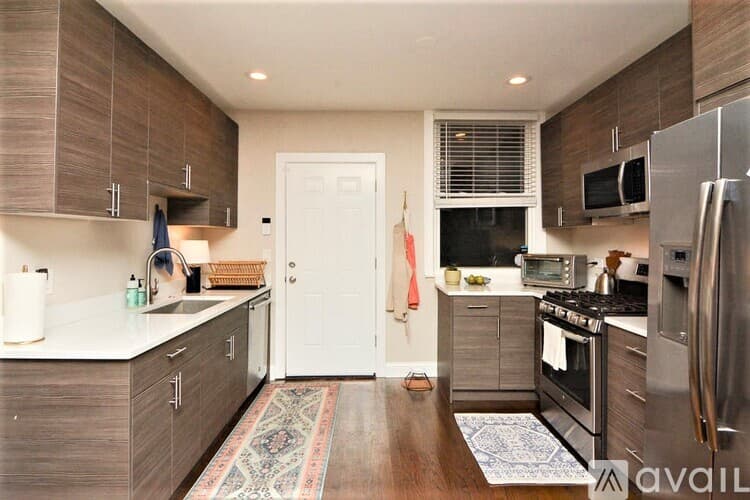 Chicago Apartment: 1432 W Farragut Ave