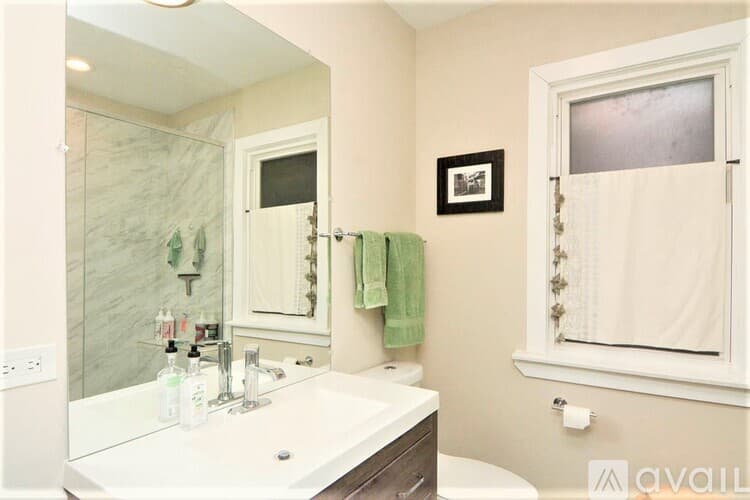 Chicago Apartment: 1432 W Farragut Ave