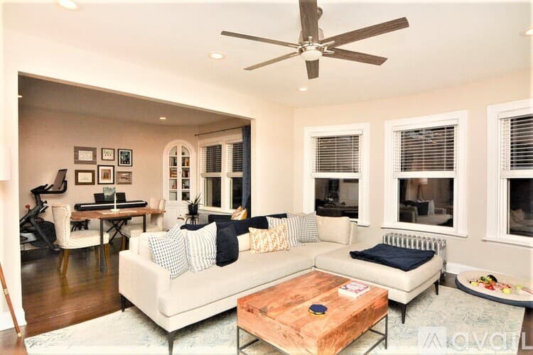 Chicago Apartment: 1432 W Farragut Ave