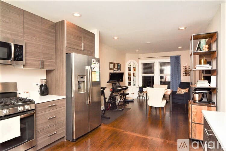 Chicago Apartment: 1432 W Farragut Ave