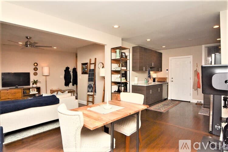 Chicago Apartment: 1432 W Farragut Ave