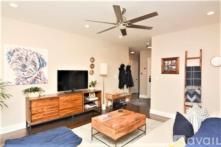 Chicago Apartment: 1432 W Farragut Ave