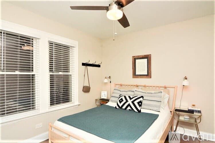 Chicago Apartment: 1432 W Farragut Ave