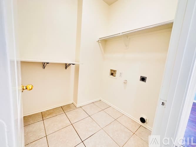 Arlington House: 8015 Peregrine Trail
