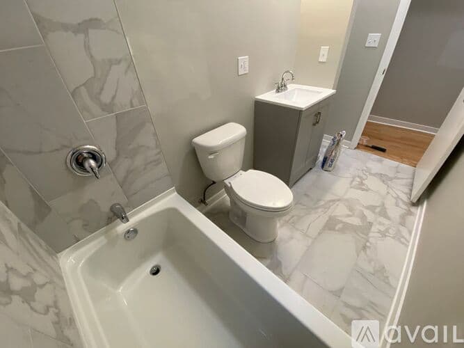Chicago Apartment: 1741 W Wallen Ave