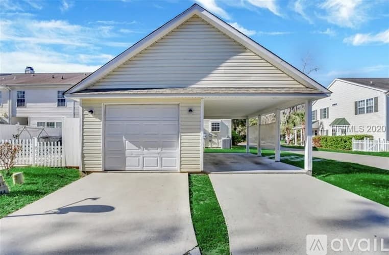 Bluffton Townhome: 77 Regent Avenue