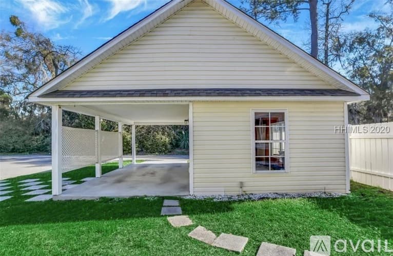 Bluffton Townhome: 77 Regent Avenue