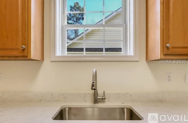 Bluffton Townhome: 77 Regent Avenue