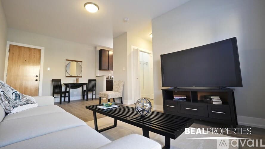 Chicago Apartment: 701 W Brompton Ave