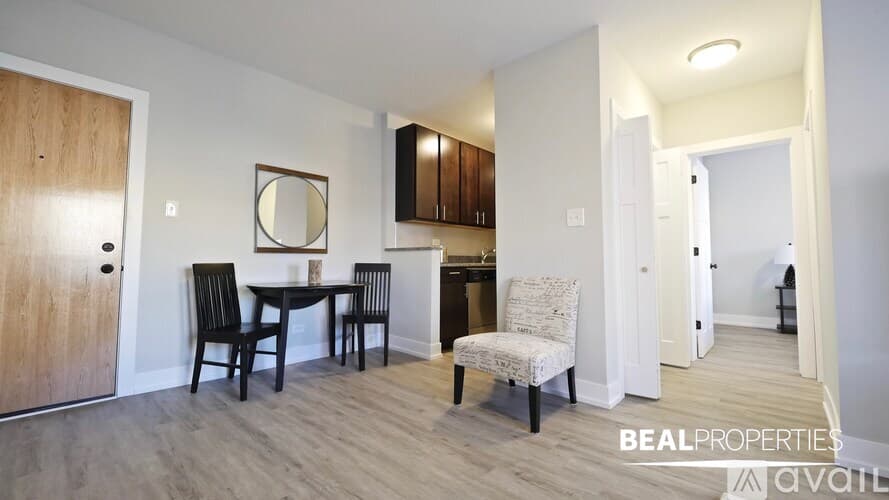 Chicago Apartment: 701 W Brompton Ave