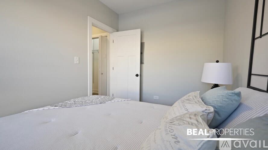 Chicago Apartment: 701 W Brompton Ave