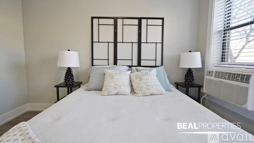 Chicago Apartment: 701 W Brompton Ave