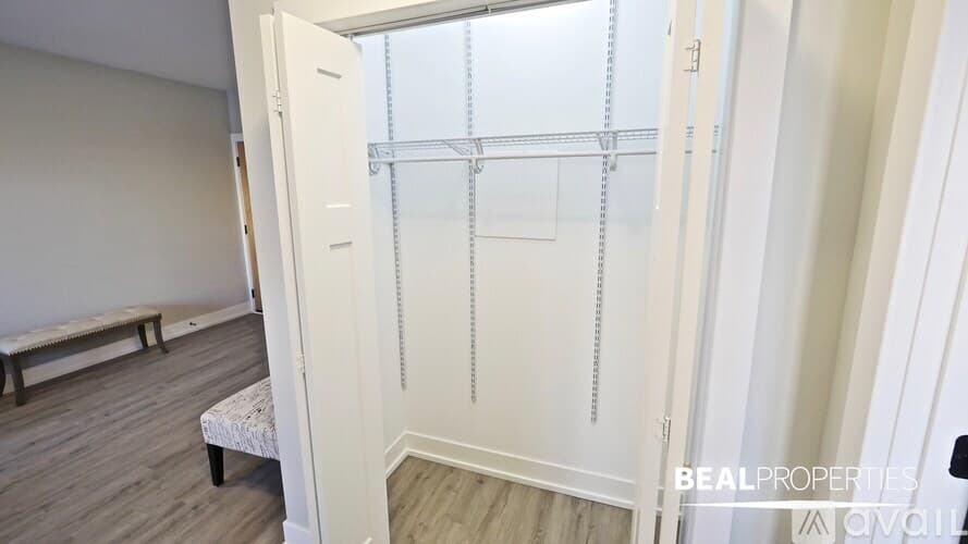 Chicago Apartment: 701 W Brompton Ave