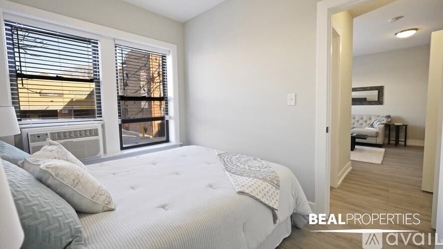 Chicago Apartment: 701 W Brompton Ave