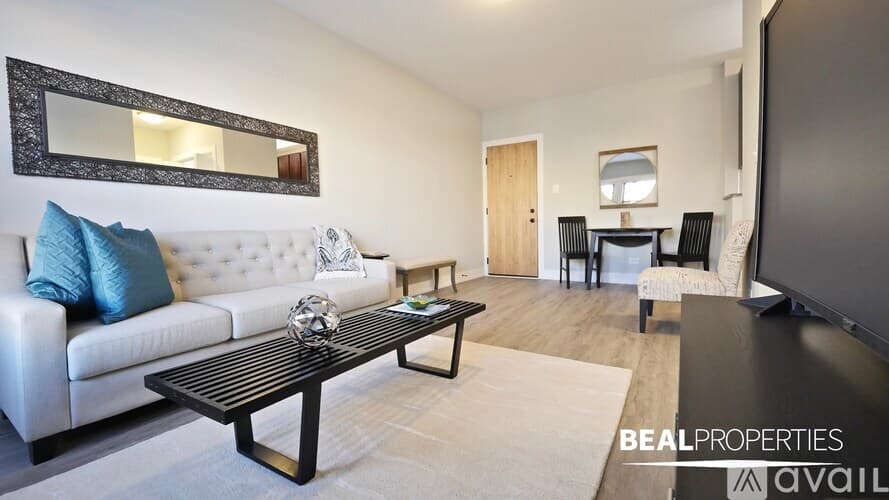 Chicago Apartment: 701 W Brompton Ave