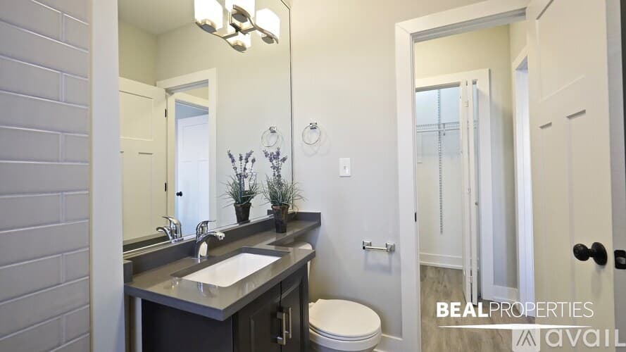 Chicago Apartment: 701 W Brompton Ave