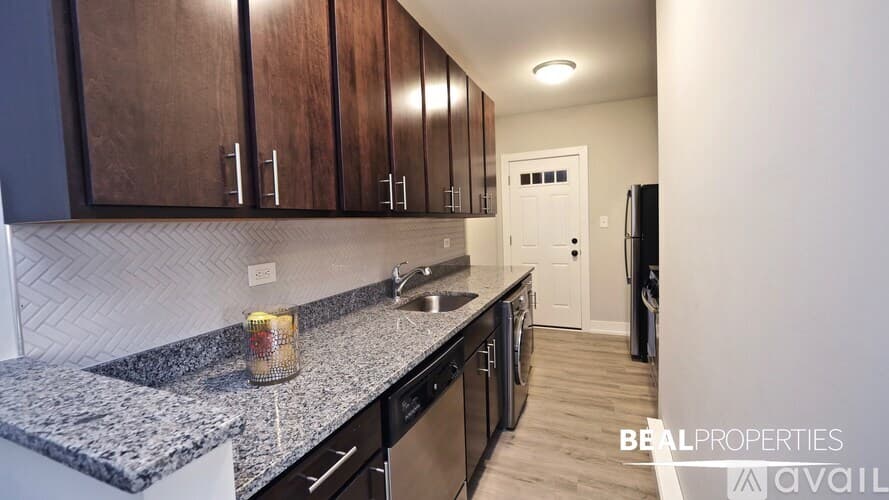 Chicago Apartment: 701 W Brompton Ave