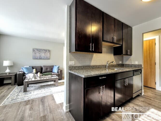 Chicago Apartment: 530 W Surf St