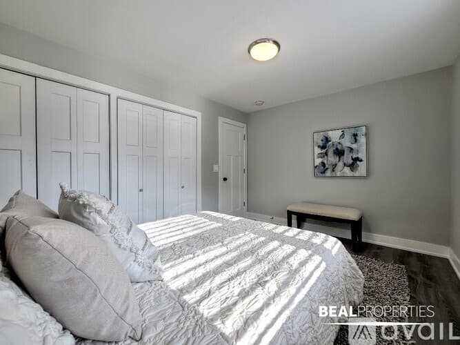 Chicago Apartment: 530 W Surf St