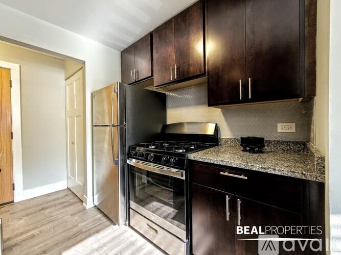 Chicago Apartment: 530 W Surf St