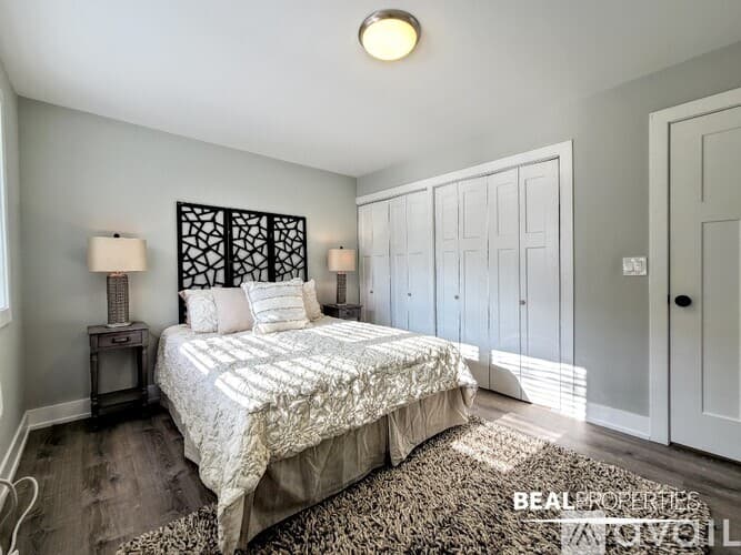 Chicago Apartment: 530 W Surf St