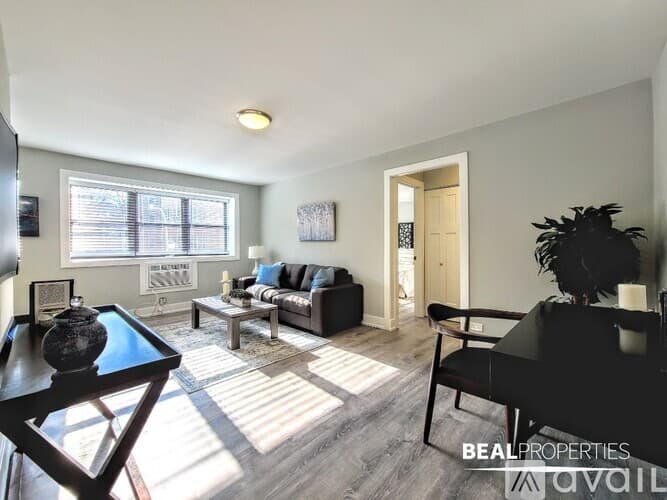 Chicago Apartment: 530 W Surf St