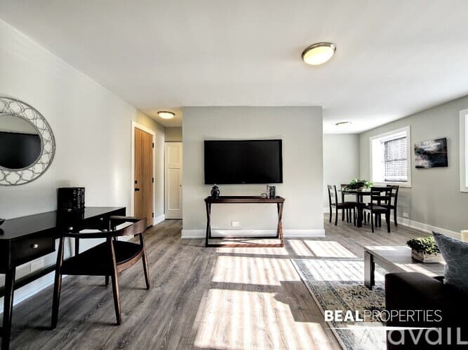 Chicago Apartment: 530 W Surf St